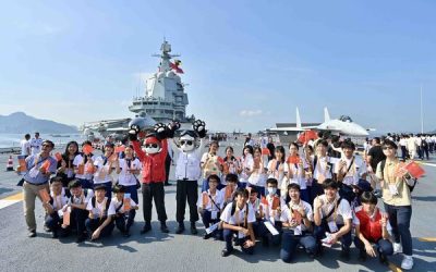 學生參觀山東艦感震撼