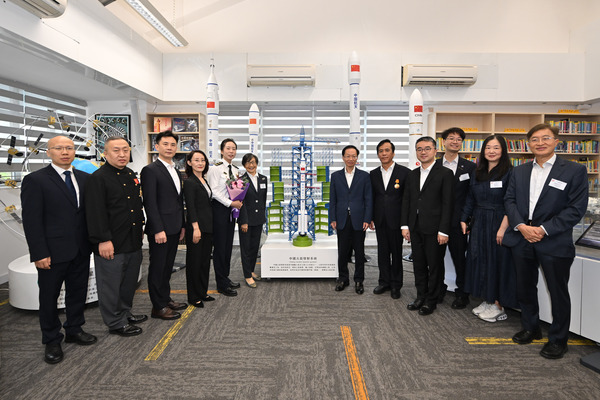 全國勞模代表團與市民交流