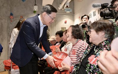 特首偕官員展開18區歲晚家訪