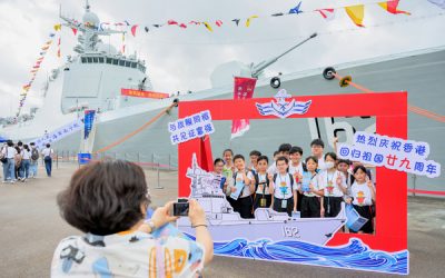 青少年學生參觀海軍艦艇感自豪
